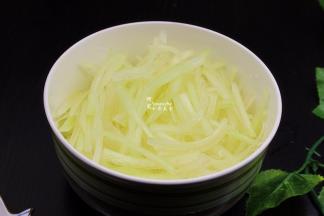 把西瓜皮丝用一个大盘子装好，