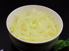 把西瓜皮丝用一个大盘子装好，
