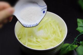 装好的西瓜皮，倒入白砂糖拌均，慢慢会变软。