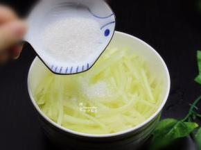 装好的西瓜皮，倒入白砂糖拌均，慢慢会变软。