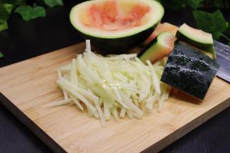 大红西瓜用勺子把西瓜肉挖出来，再用刀把西瓜的少许红肉刮干净，绿皮也用刀切干净，然后用清水洗净，沥干水，切成丝，越细越好。