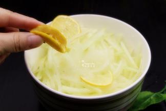 这个时候搓一搓柠檬，让柠檬变软，水分变多。用刀从中间切开，用手按压，挤柠檬汁