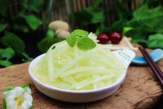 在放入薄荷叶，一起拌均，即可吃用。放入冰箱冷藏，口感更好。个人觉得冷藏1小时吃是最佳效果，变的太软，就没有脆口干。