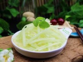 在放入薄荷叶，一起拌均，即可吃用。放入冰箱冷藏，口感更好。个人觉得冷藏1小时吃是最佳效果，变的太软，就没有脆口干。
