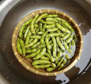 毛豆浸泡十分钟，再用手搓洗干净。