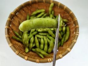 剪去两头，方便入味