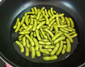 把毛豆倒入锅中，加入没过食材的清水。