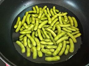 把毛豆倒入锅中，加入没过食材的清水。