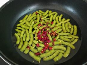 加入干辣椒，花椒，八角