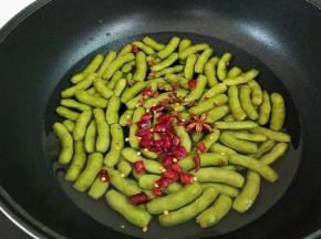 加入干辣椒，花椒，八角