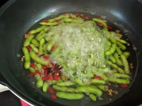 水开后煮5-6分钟，要注意的是，这个煮的过程中一定要开盖，为什么很多人煮的毛豆颜色发黄呢？就是在煮的过程中盖锅盖。