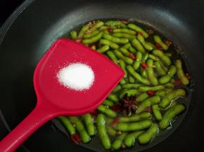 
因为毛豆的话都是比较嫩的，非常的容易熟，这个时候就可以关火了，然后再加入盐