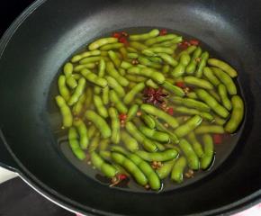 让毛豆在水中浸泡一会儿，让其入味。