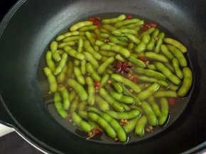让毛豆在水中浸泡一会儿，让其入味。