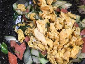 加入鸡蛋，翻炒均匀，出锅前撒上葱花翻炒均匀即可