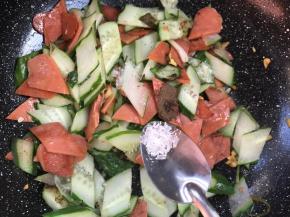 调入盐、胡椒粉、味精，翻炒均匀