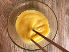 鸡蛋中加入料酒，划成蛋液