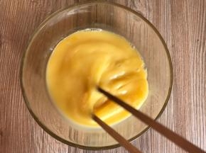 鸡蛋中加入料酒，划成蛋液