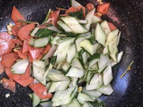 放入黄瓜，炒至断生