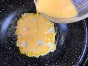 锅烧热至七成热，倒入蛋液，中火煎至表面金黄，炒匀至香