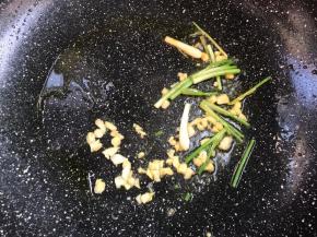 锅留底油，放入葱段，蒜末爆香