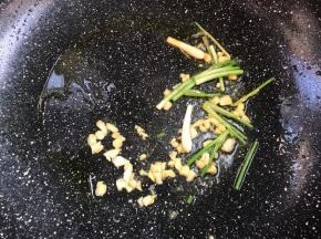 锅留底油，放入葱段，蒜末爆香