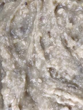 放入绿豆泥，小火不停翻炒