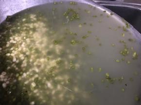 绿豆用清水浸泡24小时以上，用双手捧绿豆搓去外皮，再用活水冲去绿豆皮，洗净