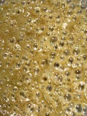 热锅放入黄油融化后，放入冰糖融化至起泡泡