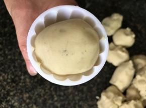 把绿豆团搓成丸子，放入刷上油的模具内，倒扣轻轻压一下，即可脱模