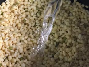 放入高压锅里，加入同等量的清水，焖煮半小时