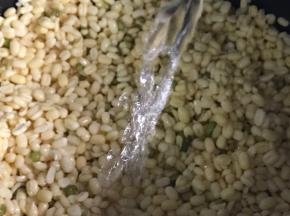 放入高压锅里，加入同等量的清水，焖煮半小时