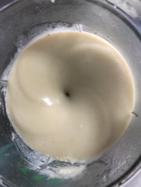 焖好的绿豆放入料理机中打成泥