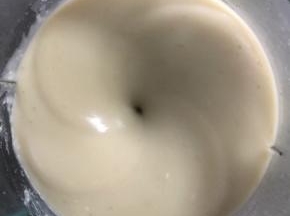焖好的绿豆放入料理机中打成泥