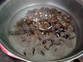 放入已开的水中焯水2分钟，过凉白开备用