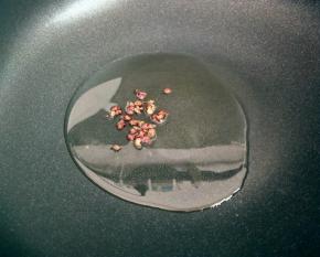 热锅凉油，下花椒小火煸香，捞出花椒不用