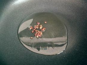热锅凉油，下花椒小火煸香，捞出花椒不用