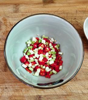 淋在切成未的香葱、小米椒上