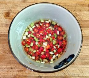 再加入生抽，白醋，盐拌匀