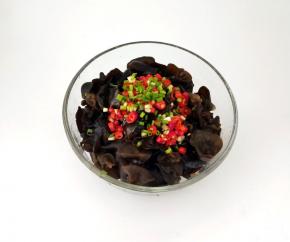 一起倒在木耳上