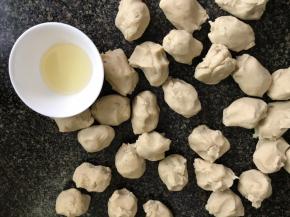 分成40克一个的小团，备一点玉米油，刷模具用