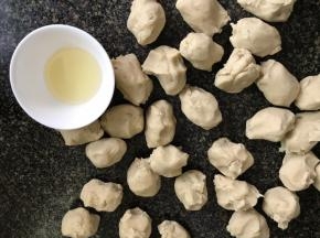 分成40克一个的小团，备一点玉米油，刷模具用