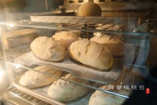 放入预热好的烤箱，我用的是U家的高比克风炉，可以多层同烤，风炉180度烤13分钟左右，普通烤箱上下火190度烘烤13-15分钟