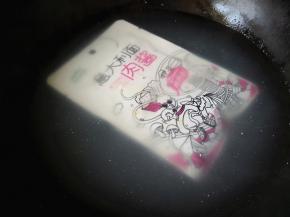 3.	把意面酱连包装一起放进煮面的水里，加热3分钟，