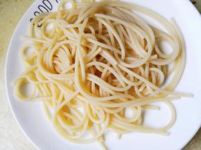 2.     捞出面条，不用过水，因为意面一点也不粘，