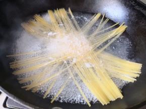 1.	锅里添加适量清水，加入少许食盐，烧开放入意面，中间加两次水，煮到面条没有硬芯就是煮好了，
	
