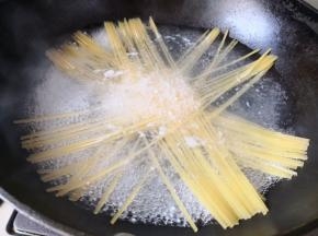 1.	锅里添加适量清水，加入少许食盐，烧开放入意面，中间加两次水，煮到面条没有硬芯就是煮好了，
	
