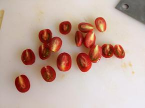 5.	这时候可以把圣女果清洗干净，对半切开，
