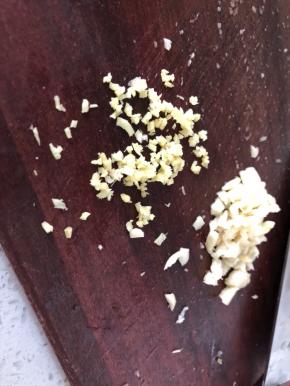 姜蒜剁成细茸