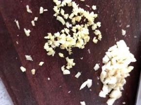 姜蒜剁成细茸